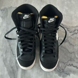 Nike Blazer Mid '77 Shoes